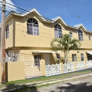Aileen Palm Cove Ja Guest house